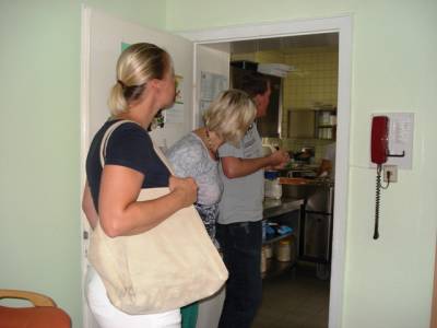 Besuch der Diakonie in Adelebsen - Ein Blick in die Küche, die wegen des gestiegenen Bedarfs vergrößert werden soll